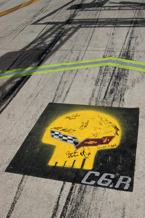 Ingen tvivl om, at mekanikerne elsker Jake, der er malet i pitlane.